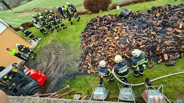 Das Brennholz musste von den Einsatzkräften hinausgetragen und gelöscht werden. | Foto: FF Pusarnitz