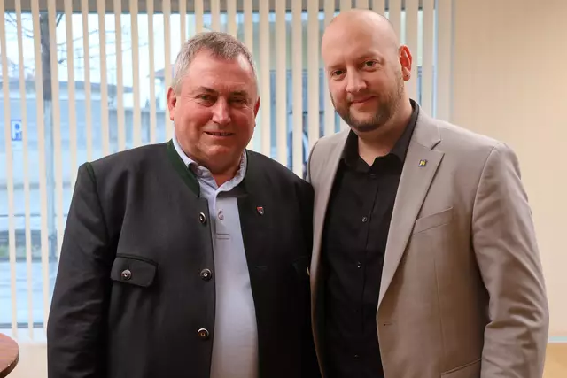 Bürgermeister Bernhard Karnthaler und Gemeinderat David Diabl freuen sich über den Wahlerfolg. | Foto: Kathrin Schauer