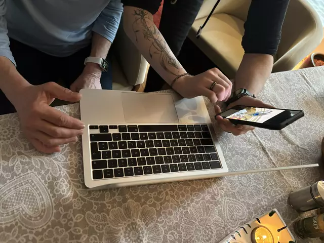 Heute unterhält man sich mit den Endgeräten oder zeigt sich Fotos über Displays. Fast scheint es, als wäre unser Leben vollends digitalisiert. | Foto: Rebekka Sadiki-Peckary