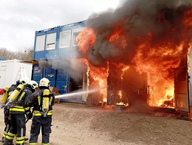 Auf ein Flammenmeer und große Hitze trafen die Einsatzkräfte beim Brand mehrerer Baustellencontainer in Pinkafeld. | Foto: STF Pinkafeld