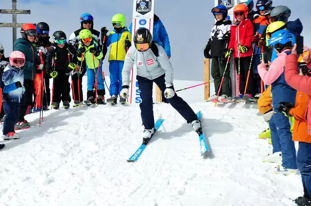 Dynamischer Premierenstart der Weltmeisterin auf der homologierten Venier Goldpiste.  | Foto: Hassl
