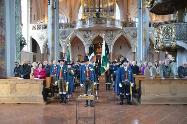 Der Festumzug bewegte sich im Anschluss in geordneten Reihen zur Kirche St. Nikolaus, wo die Heilige Messe zelebriert wurde. | Foto: Speckbacher Schützenkompanie Hall