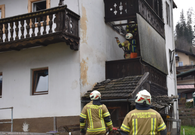 Die FFW-Fügen begann nach Eintreffen sofort mit den Löscharbeiten.  | Foto: ZOOM.Tirol