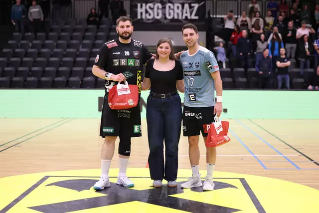Gratulation für die "Männer des Matches": Lukas Schweighofer (Graz) und Thomas Kuhn (Bruck). | Foto: GEPA pictures/Chris Bauer