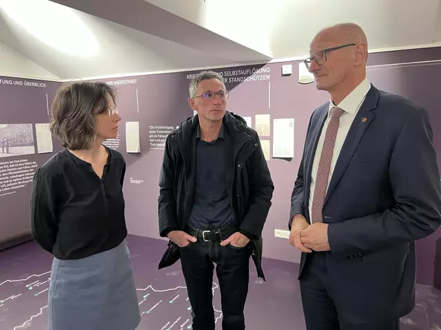 v.l.n.r.: Co-Kuratorin Verena Sauermann, Historiker Peter Pirkner und und Landeshauptmann Anton Mattle im Gespräch in den Ausstellungsräumlichkeiten des Turmmuseum Ötz | Foto: Hessenberger
