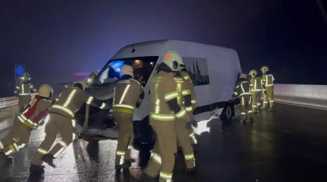 Das beschädigte Fahrzeug wird geborgen. | Foto: DOKU NÖ
