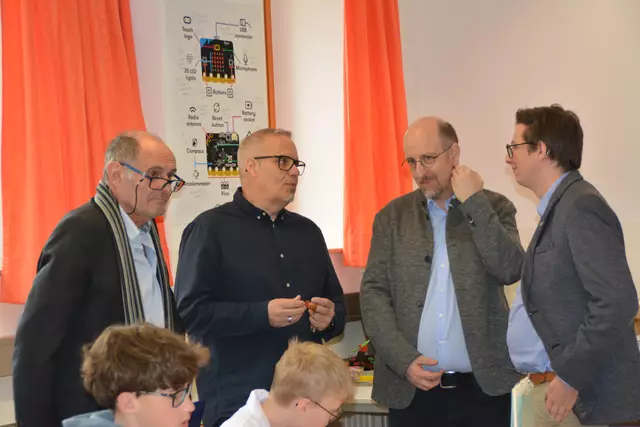Direktor Jörg Schlatter (2.v.l.) mit Vertretern der Bildungsdirektion und MINT-Obmann Phillipp Machac (r.).