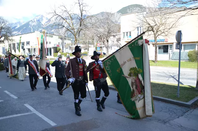 Die Speckbacher-Schützenkompanie Hall marschiert gemeinsam mit der Stadtmusik und Abordnungen befreundeter Kompanien zum 91. Jahrtag. | Foto: Speckbacher Schützenkompanie Hall