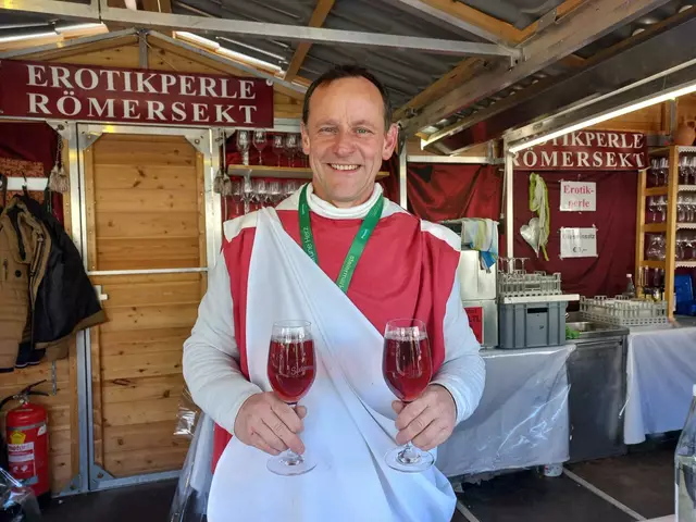 Der Löffelbacher Weinbauer Erich Pöltl kredenzte auch erstklassigen Traubensaft | Foto: Summerer