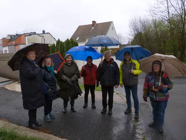 Der Regen konnte die wissbegierigen TeilnehmerInnen nicht aufhalten mehr über die Geschichte ihrer Stadt mit Fremdenführerin Maria Kogler zu entdecken. 