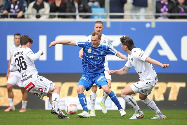 Die Wiener Austria feiert einen historischen Moment: Erstmals seit fast neun Jahren steht der Klub nach dem Sieg gegen Blau-Weiß Linz wieder an der Spitze der Admiral Bundesliga. | Foto: EXPA/APA/picturedesk.com