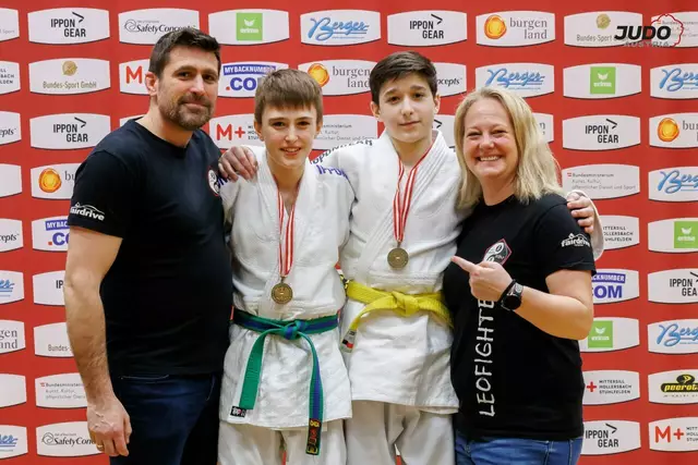 Severin Stump (2.v.l.) und Abu-Supyan Mochiev (2.v.r.) vom ASKÖ Fairdrive Leonding holen bei den Österreichischen Judo-Meisterschaften in der Altersklasse U16 Bronze. Das Trainer-Duo Andrea und Martin Stump ist zu Recht stolz. | Foto: Judo Austria/Oliver Sellner