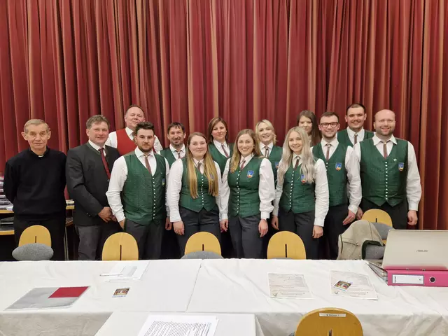 Der Vorstand der OMK Hirschegg mit Pfarrer Johannes Paier, Bürgermeister Markus Prettenthaler und Bezirksobmann-Stv. Robert Sagmeister