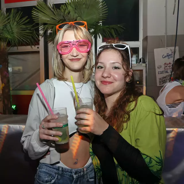 Tamea und Anna aus Steindorf genossen die Urlaubsstimmung. | Foto: Helmut Klein