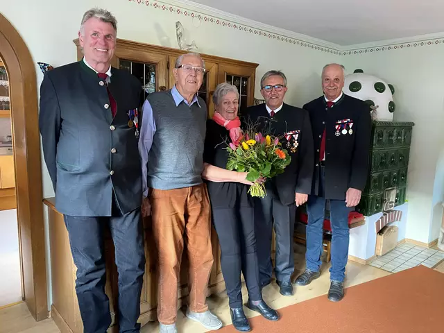 Von links: Subkassier Josef Braunsteiner, Ehrenobmann Matthias und Gattin Kathi Moser, Obmann Herbert Schilcher, Ehrenmitglied Erich Mayer | Foto: Kameradschaft Ramingstein