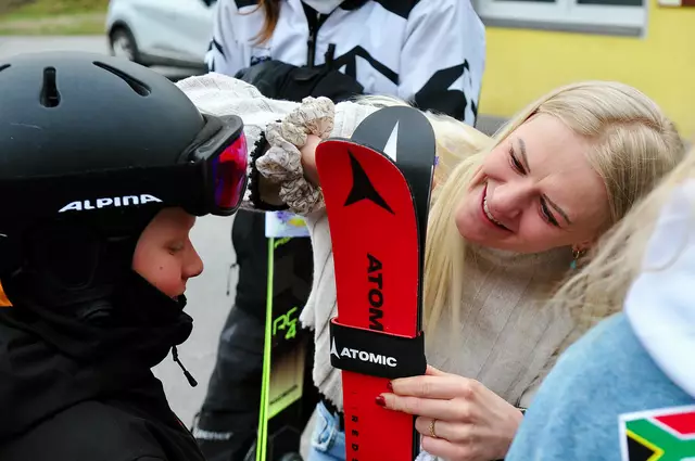 Auch die Autogramme von Slalom-Ass Kathi Truppe waren heiß begehrt. | Foto: Hassl
