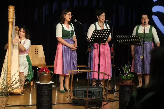 Die drei Damen von MaiXang wurden bei einigen Liedern von der Familienmusik Mayrold begleitet. | Foto: MeinBezirk/Hofmüller