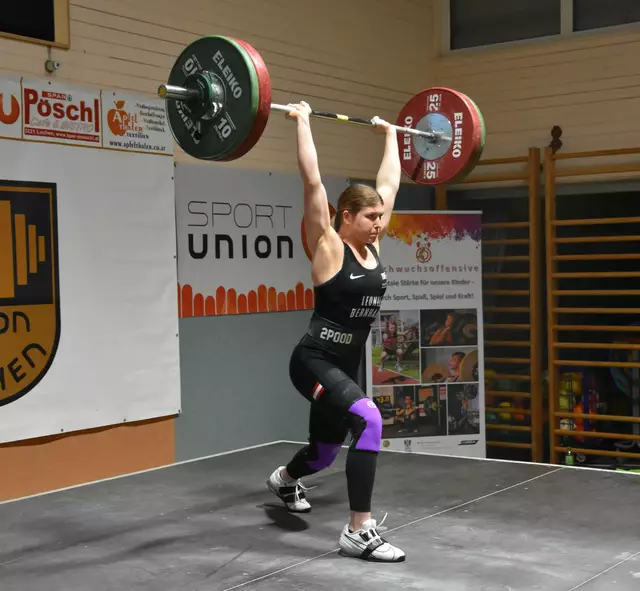  Leonie Bernhard (WKG Öblarn-AV Graz) 92 kg Stoßen | Foto: Conny Högg