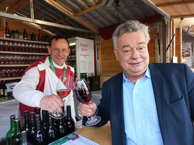Werner Kogler (re) genoss bei Erich Pöltl (li) einen köstlichen Traubensaft | Foto: Summerer
