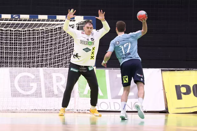 Graz-Torhüter Jovo Budovic im Sieben-Meter-Duell gegen Thomas Kuhn (Bruck).  | Foto: GEPA pictures/Chris Bauer