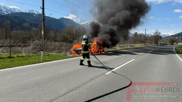 Ein Pkw ging in Flammen auf. | Foto: FF Greifenburg