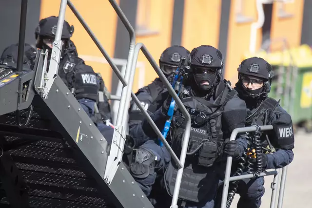 In einem Penzinger Gebetshaus soll ein Mann einen anderen mit einem Messer bedroht haben. Die Wega musste Pfefferspray, Irritationswurfkörper und Taser einsetzen, um den Verdächtigen zu überwältigen. (Symbolbild) | Foto: ALEX HALADA / picturedesk.com 