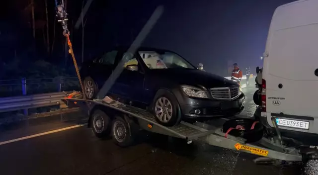 Das zweite beschädigte Fahrzeug wird abtransportiert. | Foto: DOKU NÖ