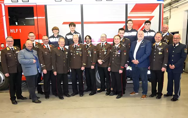 Die Ehrengäste und das Kommando gratulierten zu den Angelobungen, Beförderungen und Auszeichnungen in St. Peter-Freienstein. | Foto: BFV Leoben/Tomsits