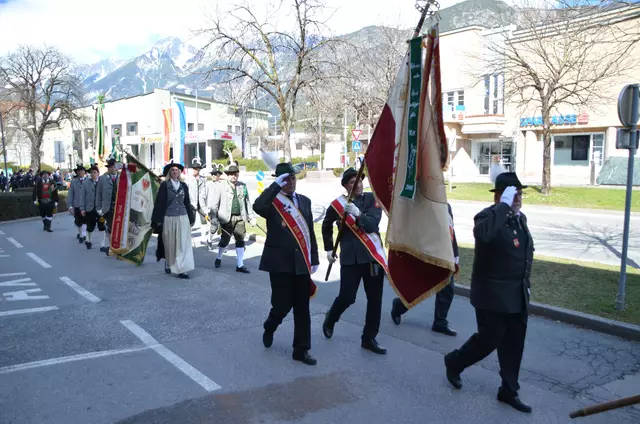Die Schützenkompanie Hall feiert ihren Jahrtag mit Musik, Tradition und zahlreichen Gästen aus der Region. | Foto: Speckbacher Schützenkompanie Hall