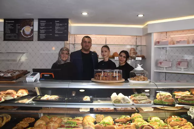 Kalevera-Geschäftsführer Orhan Kale und sein Team freuen sich viele Gäste in ihrer neuen Filiale in der Haller Altstadt begrüßen zu dürfen. | Foto: Kendlbacher