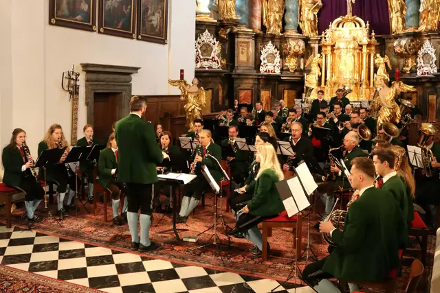 Die Mitglieder des Musikvereins füllten den ganzen Altarraum aus