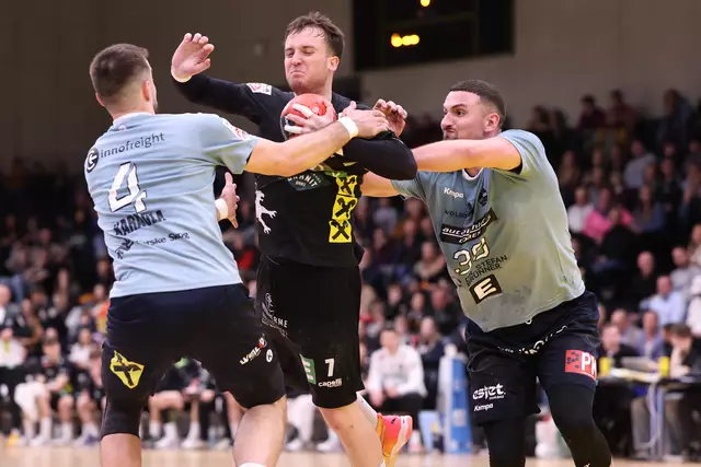 Starker Einsatz: Marko Karaula (Bruck), Matej Galina (Graz) und Adel Rastoder (Bruck) | Foto: GEPA pictures/Chris Bauer