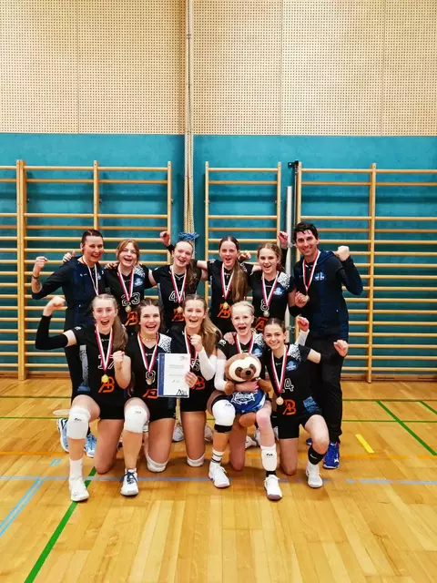 Volleyboi Zell am See feiert den Landesmeistertitel bei den U16 Mädels. | Foto: Foto: Karin Hofmeister