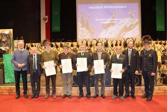 Landeshauptmann Anton Mattle, Landesjägermeister Anton Larcher mit den Geehrten Dr. Ludwig Baum, Jakob Feuerstein, Gottlieb Nigg, Herbert Kleinheinz und Reinhard Traxl mit dem Bezirksjägermeister-Stellvertreter Markus Schwarz und Bezirksjägermeister Reinhold Siess.  | Foto: Elisabeth Zangerl