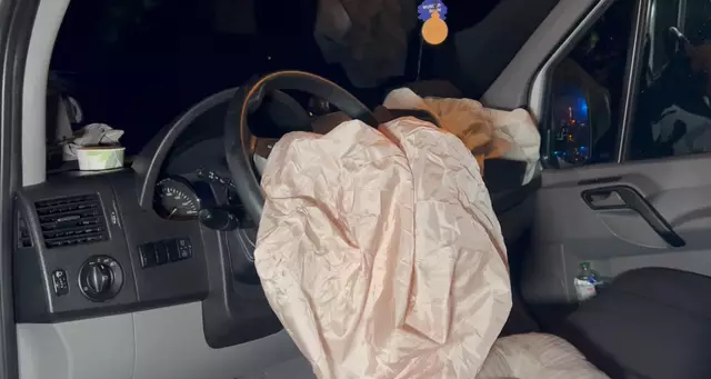 Der Aufprall war heftig genug, dass der Airbag ausgelöst wurde. | Foto: DOKU NÖ