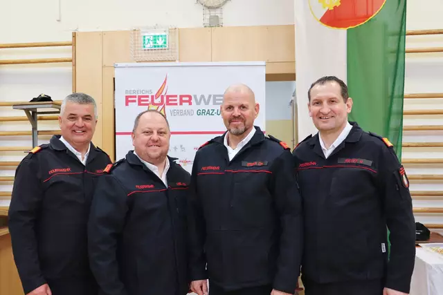 Die höchstrangigen Florianis im Bezirk Ewald Wolf (li) und Gernot Rieger (re) bedankten sich bei Wolfgang Hödl und Christian Steger sowie deren Kameraden von der FF Wagnitz für die Ausrichtung des Bewerbs.  | Foto: Edith Ertl