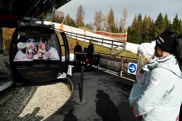 Hier warten die beiden Medaillen-Mädels auf die Ankunft ihrer Team-Gondel in Sektion 2! | Foto: Hassl