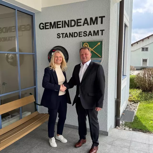 Bezirksparteiobfrau Gertraud Scheiblberger gratulierte dem neuen Bürgermeister Stefan Reisinger. | Foto: ÖVP Bezirk Rohrbach