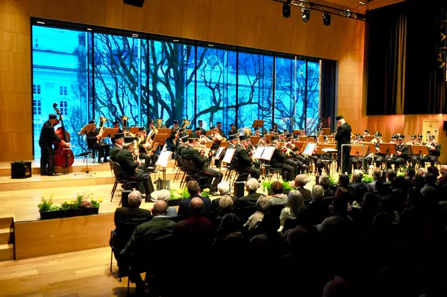 Die k.u.k. Postmusik Tirol würdigte die "Herren Strauss" und andere Komponisten im ausverkauften großen Saal im Haus der Musik. | Foto: Hassl