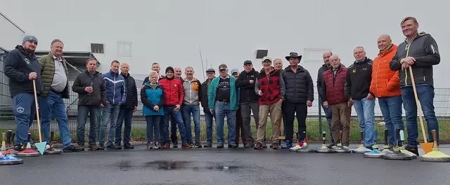 Motiviert griffen die Kameraden des ÖKB und der Kam.v. Edelweiß zu den Eisstöcken auf der Asphaltbahn bei der FF Frauental
 | Foto: ÖKB 