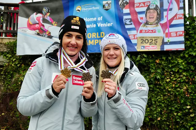 Stephanie Venier und Katharina Truppe mussten ihre Medaillen an diesem Tag noch oft präsentieren. | Foto: Hassl