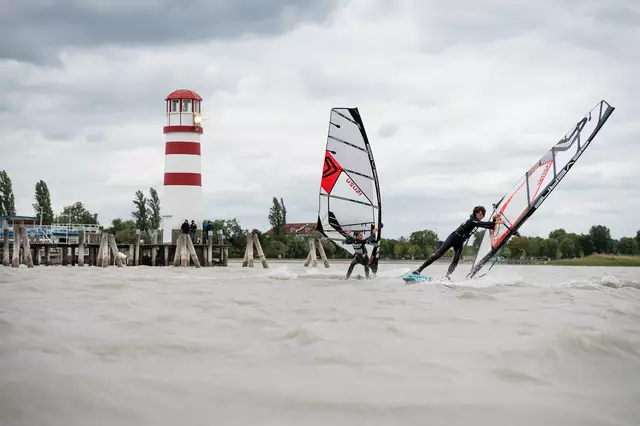 See Opening im Burgenland heuer erstmals mit elf teilnehmenden Gemeinden. Das traditionelle Surf Opening, das seit Jahren die Surf-Saison eröffnet, geht 2025 neue Wege und findet erstmals in ganz Österreich statt. Bei all dem Angebot an See- und Surf-Veranstaltungen im Burgenland kann es durchaus zu Verwirrungen kommen.  | Foto: surfevent.at/stef.art/KiteJoy