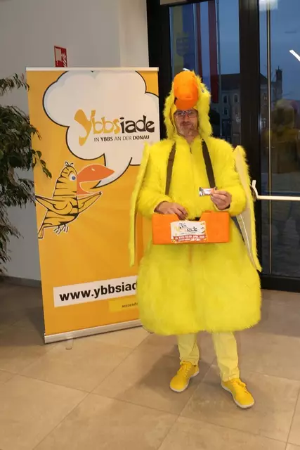 Riesenspaßvogel auf der Ybbsiade 2025. | Foto: Gerald Riedler