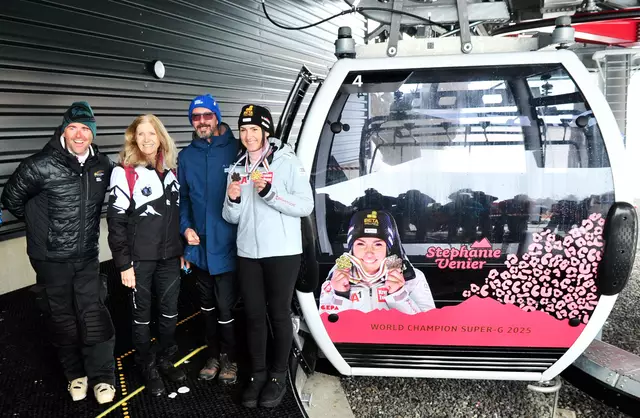 Stephanie Venier mit TVB-Chef Peter Paul Mölk, Bgm. Johanna Obojes Rubatscher und Manuel Hujara. | Foto: Hassl