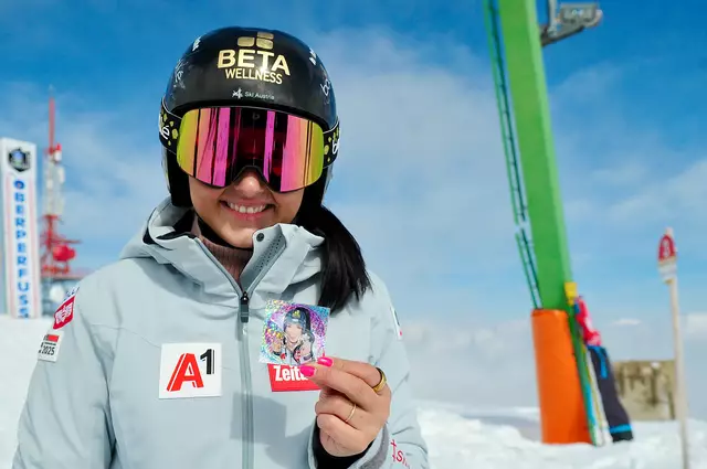 Wer von Stephi ein Autgramm will, bekommt auch ein Glitter-Flitter-Abziehbildchen designed by Stephanie! | Foto: Hassl