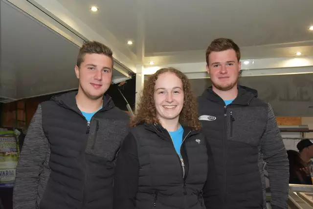 Andreas, Christina und Andreas versorgen die Gäste an der Weizenbar | Foto: Alois Braid / zema.medien.de
