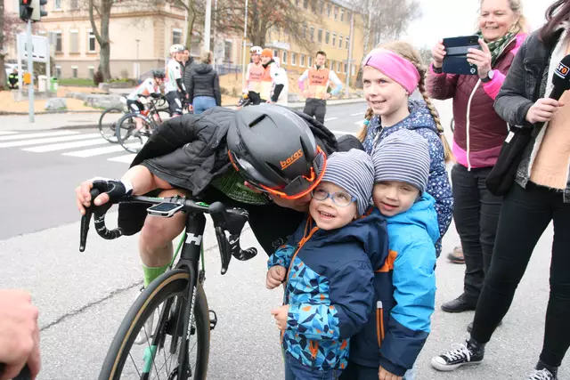 Sie warteten im Ziel auf ihren Papa.  | Foto: Herbert Schöttl