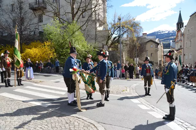 Schützenanwärter Michael Eferl und Christian bei der feierlichen Angelobung  | Foto: Speckbacher Schützenkompanie Hall