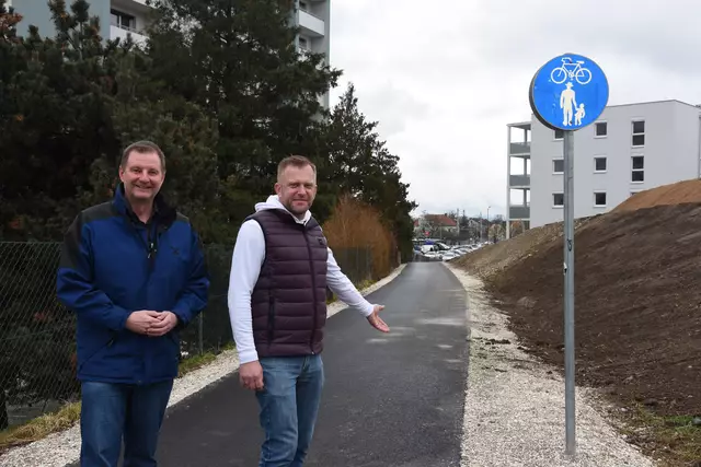Straßenbaureferent Stadtrat Josef Steinkellner und Straßenmeister Gerald Malz (v. l.) beim frisch sanierten Geh- und Radweg | Foto: Stadtgemeinde Wolfsberg