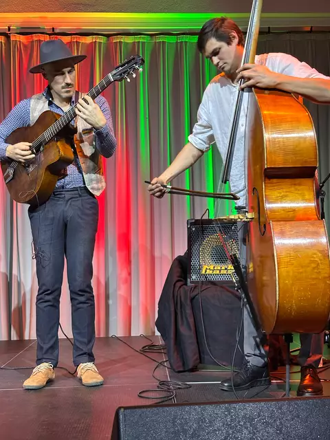 Max Kreuzer am Kontrabass und Simon Reithofer an der Gypsygitarre | Foto: Henry Sams